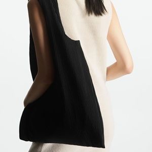 Cos Pleated Tote Bag/NWOT/ Black